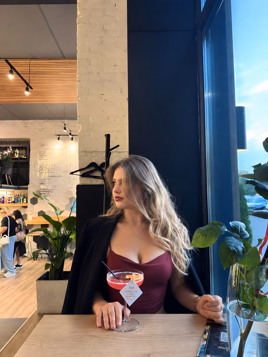 Anita 22 Okhtyrka Ukraine Je cherche un homme pour un nouveau départ