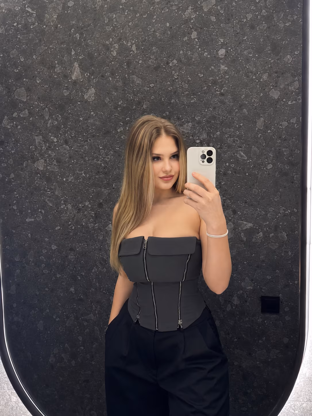 Anita 22 Okhtyrka Ukraine Je cherche un homme pour un nouveau départ