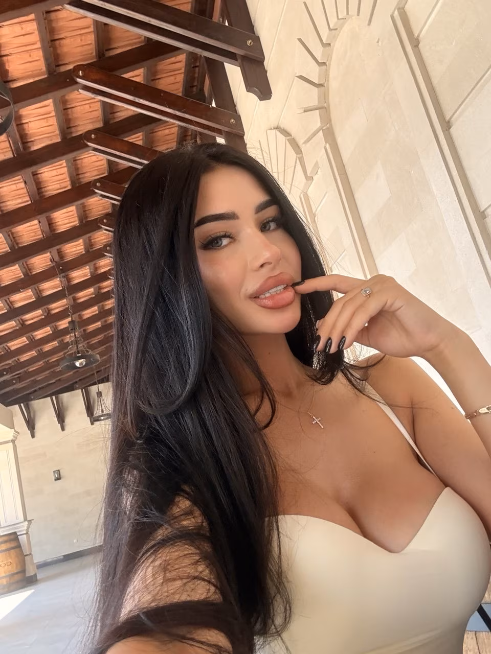 Daniela 24 Bucharest Romania Prête à rencontrer un homme affectueux