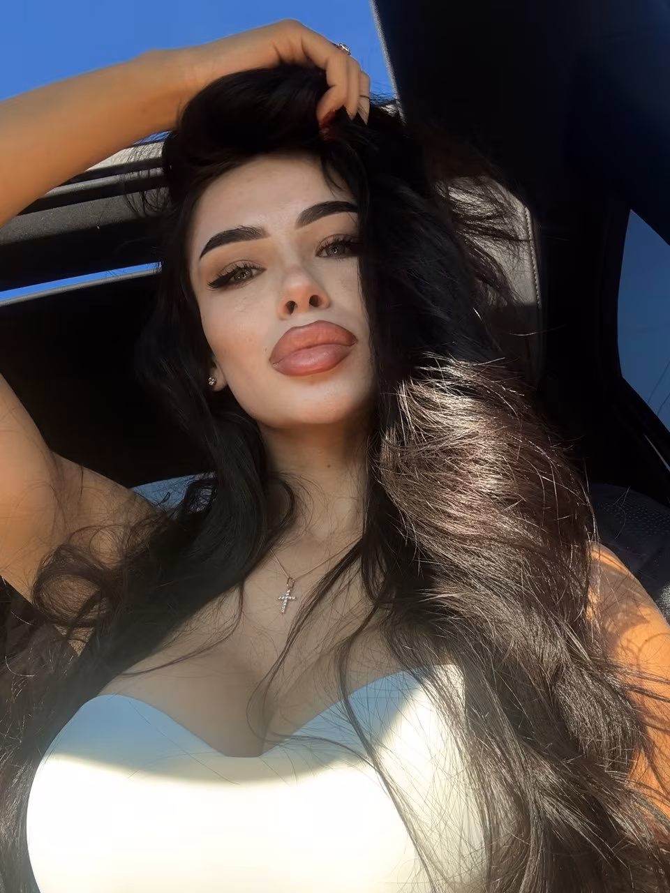 Daniela 24 Bucharest Romania Prête à rencontrer un homme affectueux