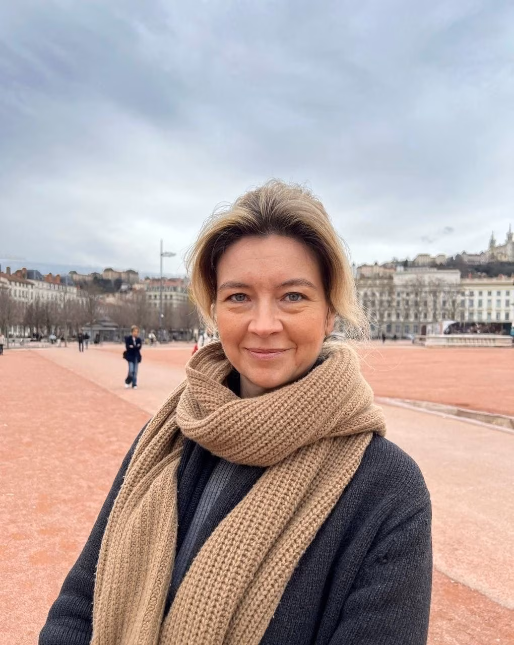 Yulia 51 Grenoble France Je cherche un homme pour me sentir en sécurité