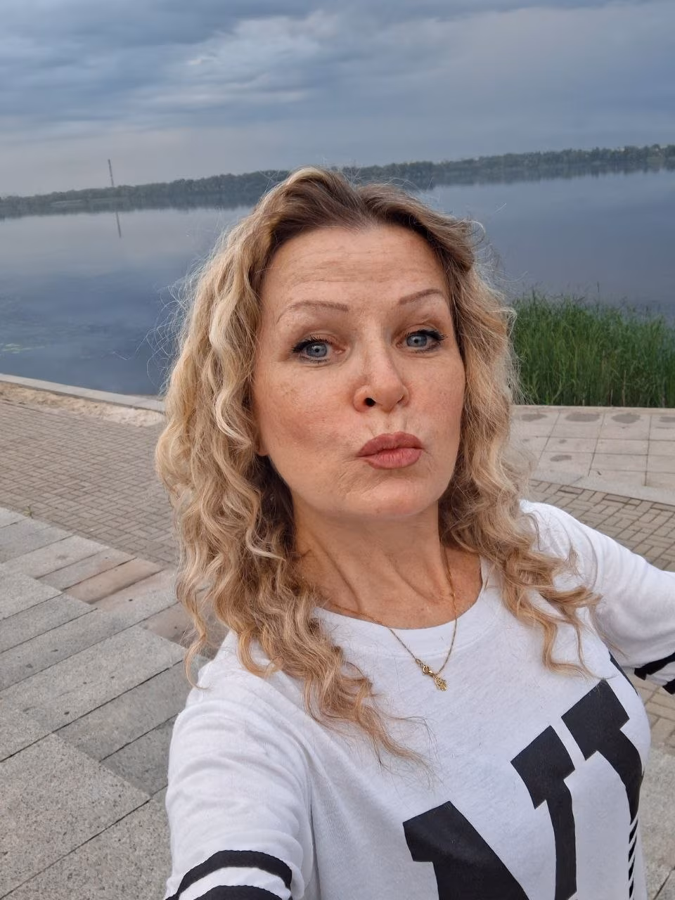 Irina 57 Dnipro  Ukraine Je veux un homme ouvert d'esprit